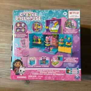 NIB - Gabby’s Dollhouse, Dress-Up Closet Portable Playset